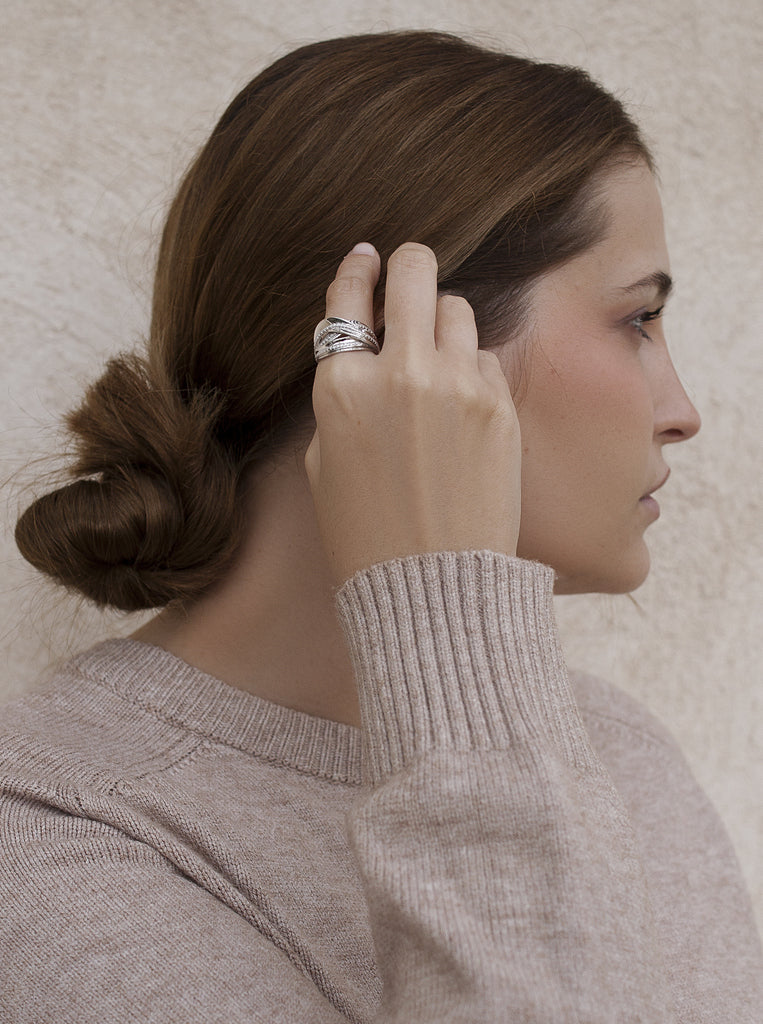 Anillo de plata con circonitas lineas inspiradas en la natura