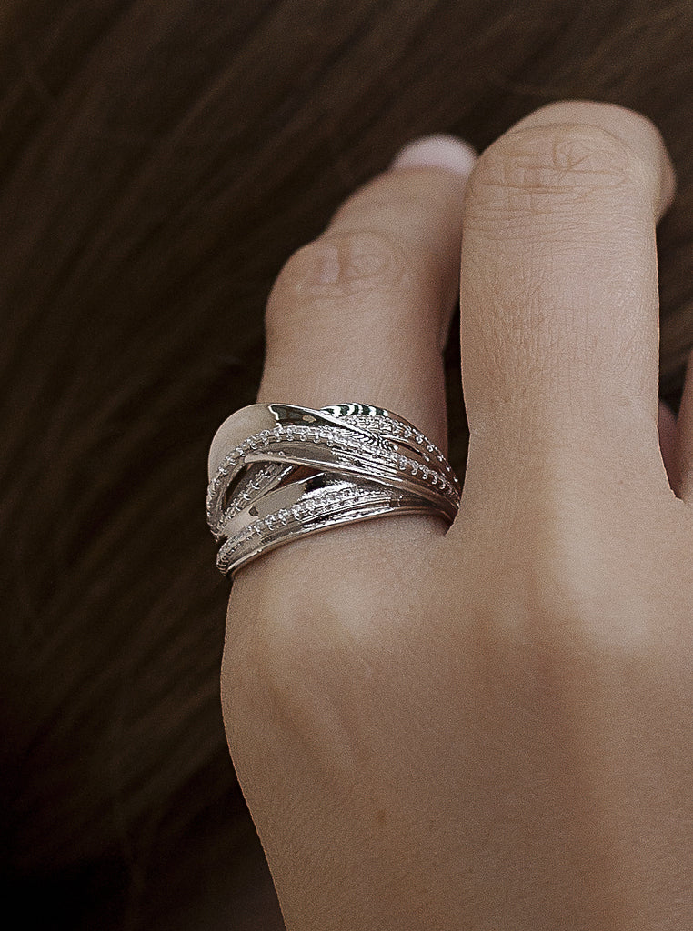 Anillo de plata con circonitas lineas inspiradas en la natura