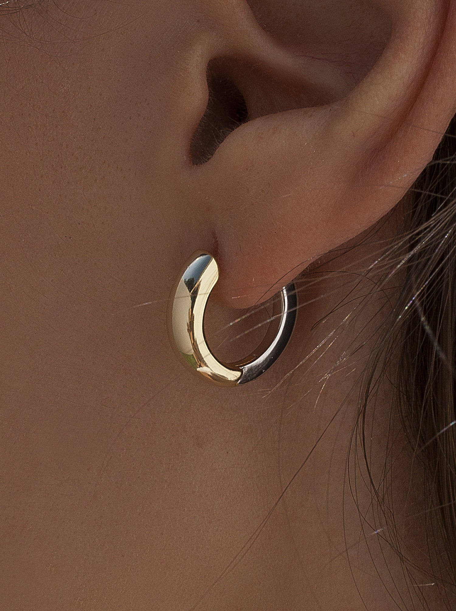 Two-tone hoop earrings, small diameter, with gold front