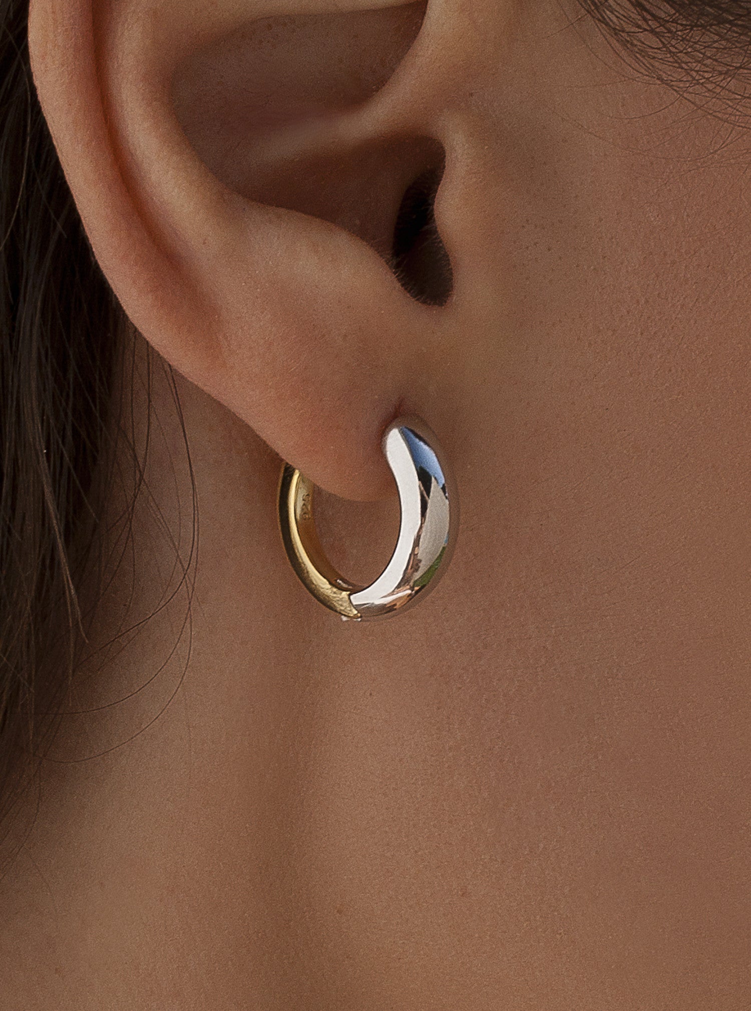 Two-tone hoop earrings, small diameter, with silver color on the front
