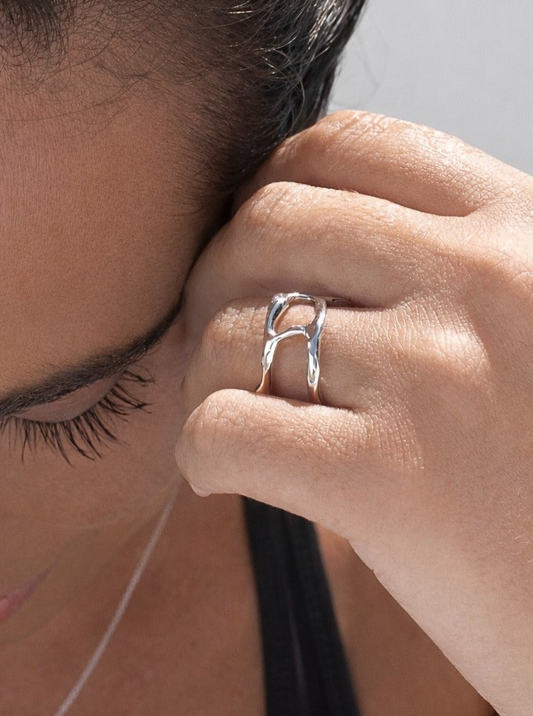 Bague originale en argent avec un motif liquide irrégulier
