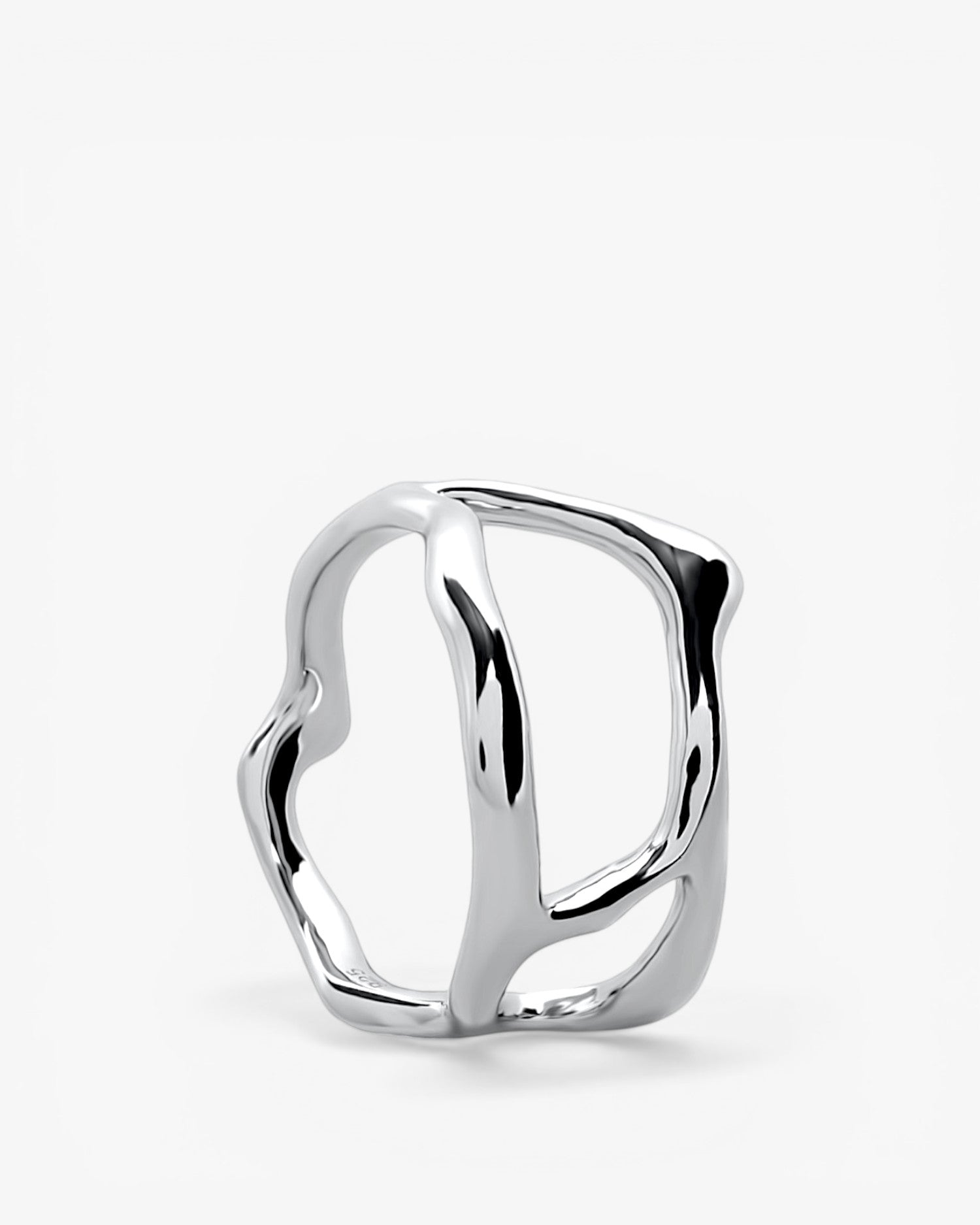 Anillo original de plata con diseño irregular líquido