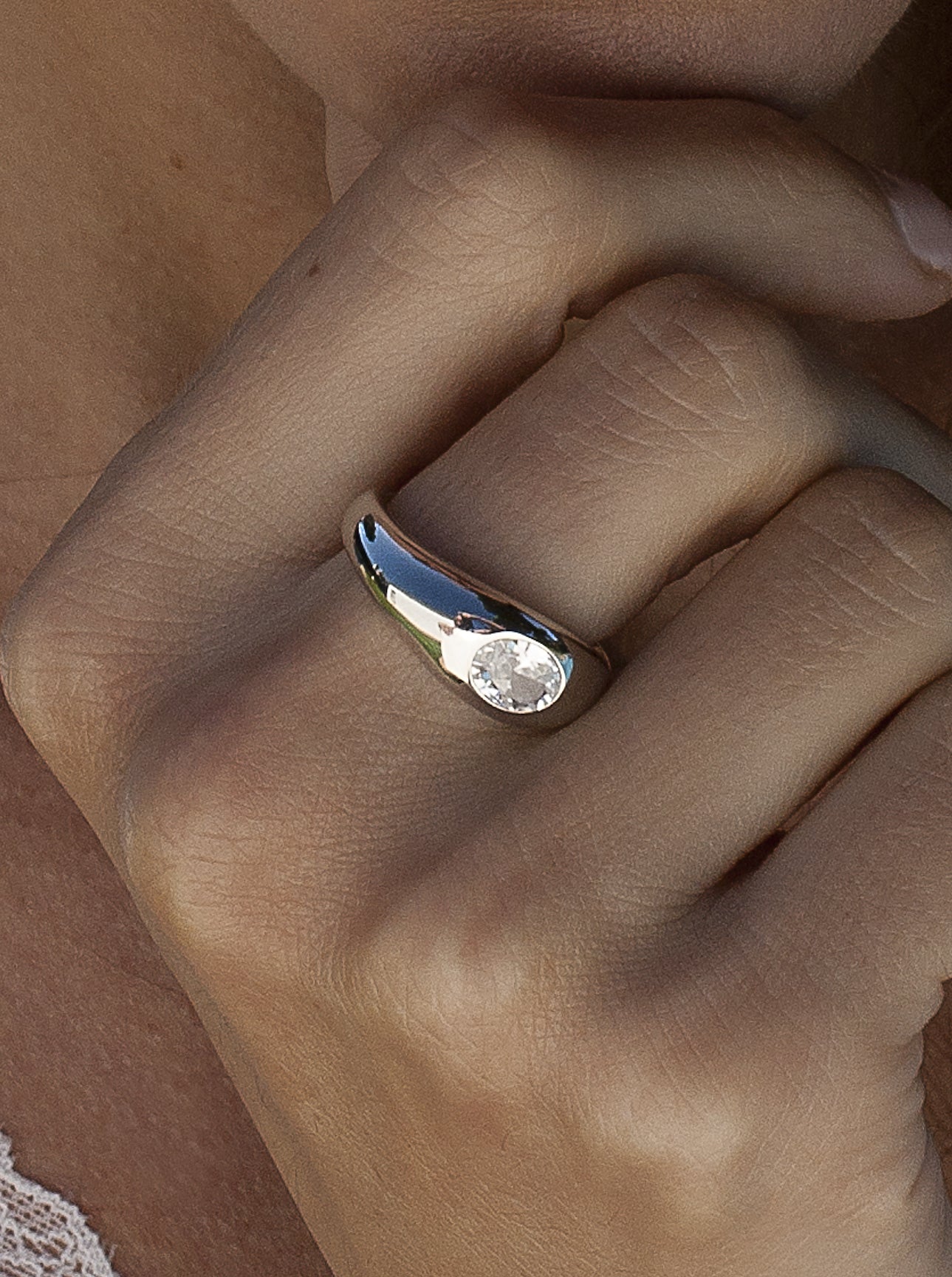 Anillo de plata con diseño abombado y circonia