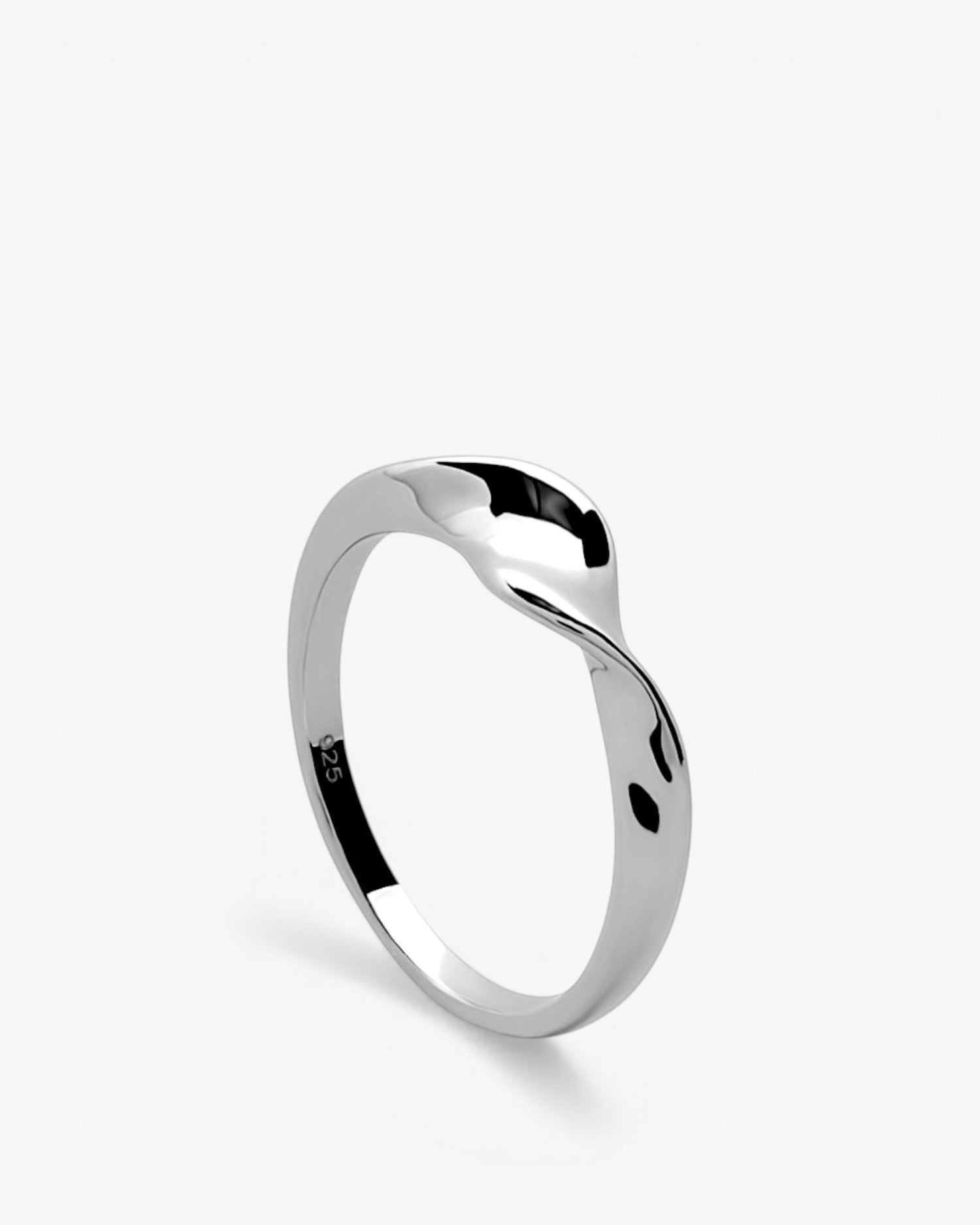 Anillo fino de plata lisa diseño enredado