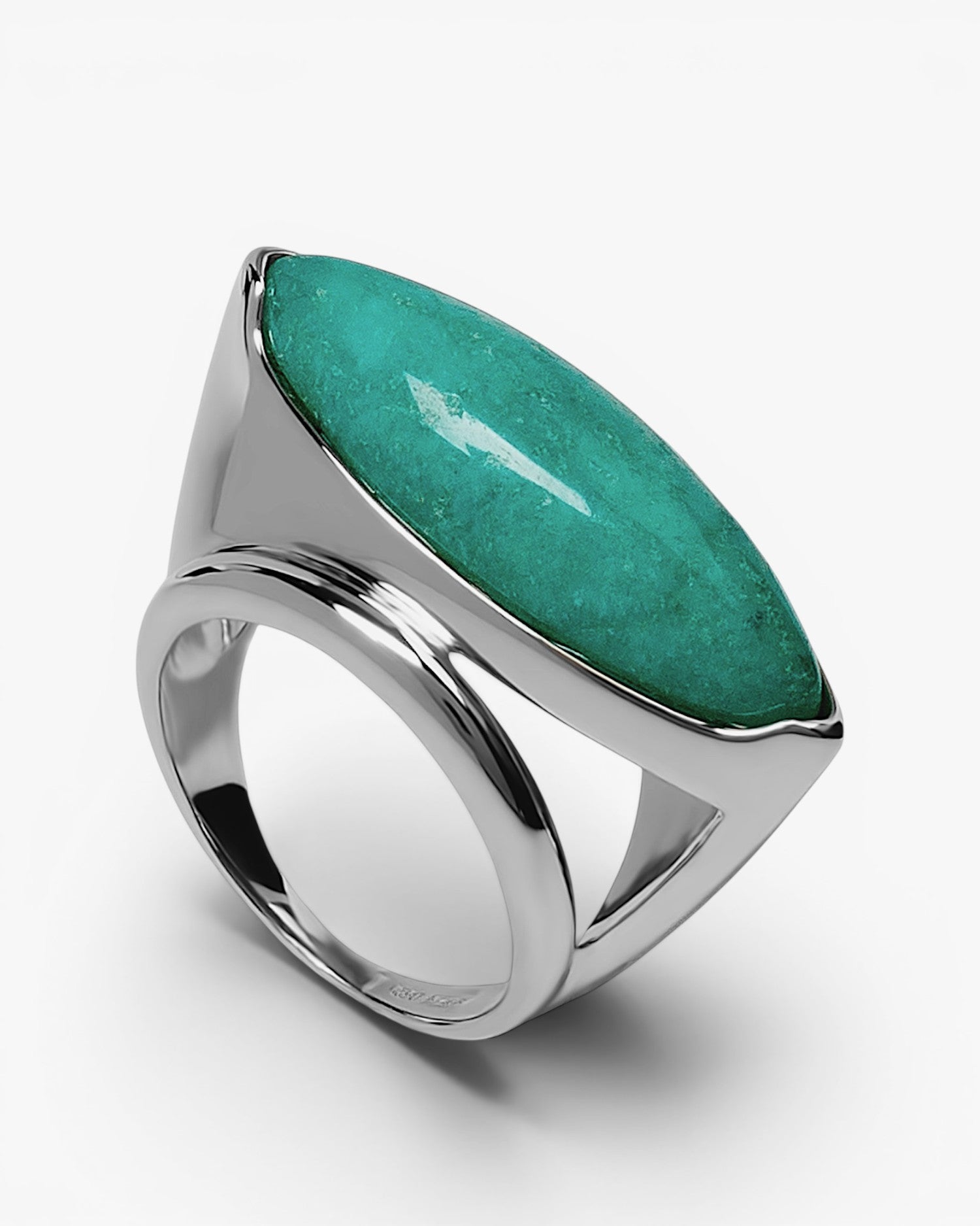 Anillo de plata con piedra verde ovalada estilo cabujón