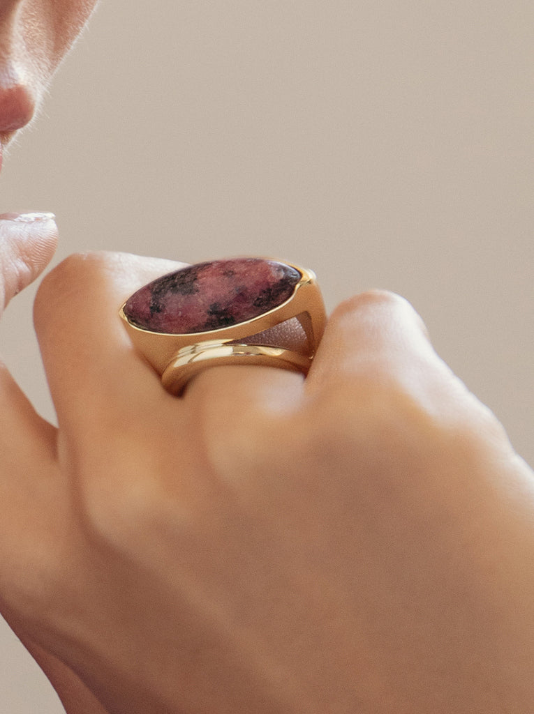 Anillo de plata bañada en oro con piedra rosa marquise jaspeada