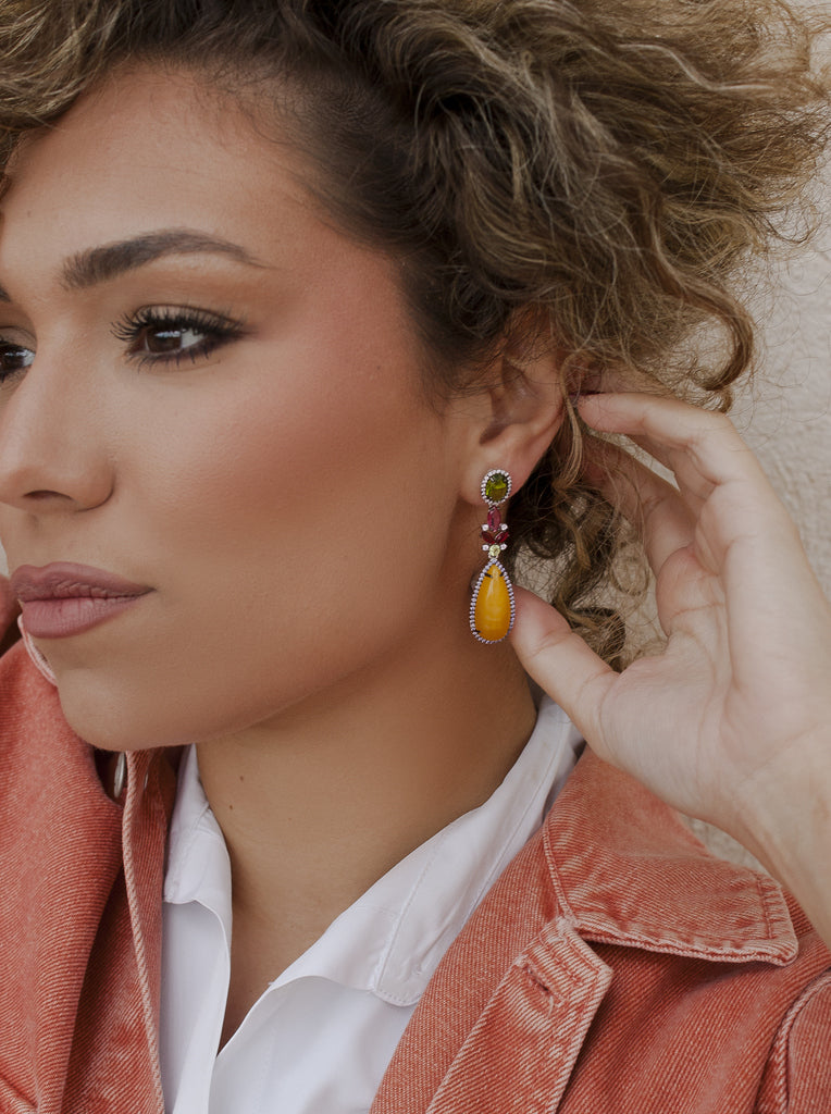 Pendientes largos con piedras multicolor y gema amarilla
