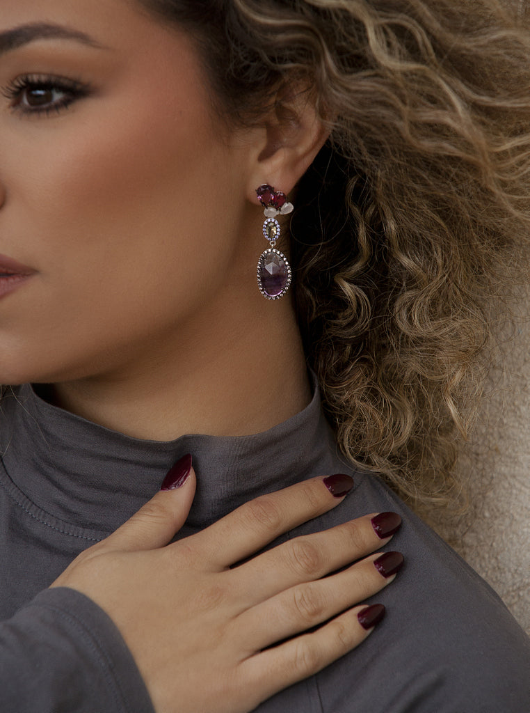 Pendientes largos con piedras en tonos morados y neutros