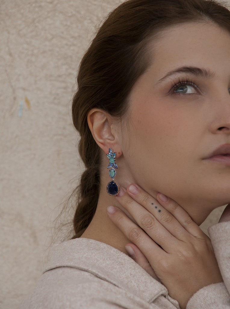 Pendientes largos con piedras en tonos azules