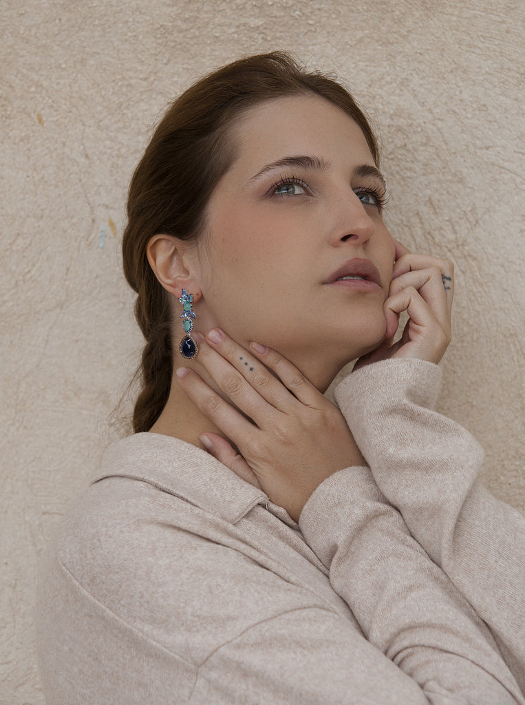 Pendientes largos con piedras en tonos azules