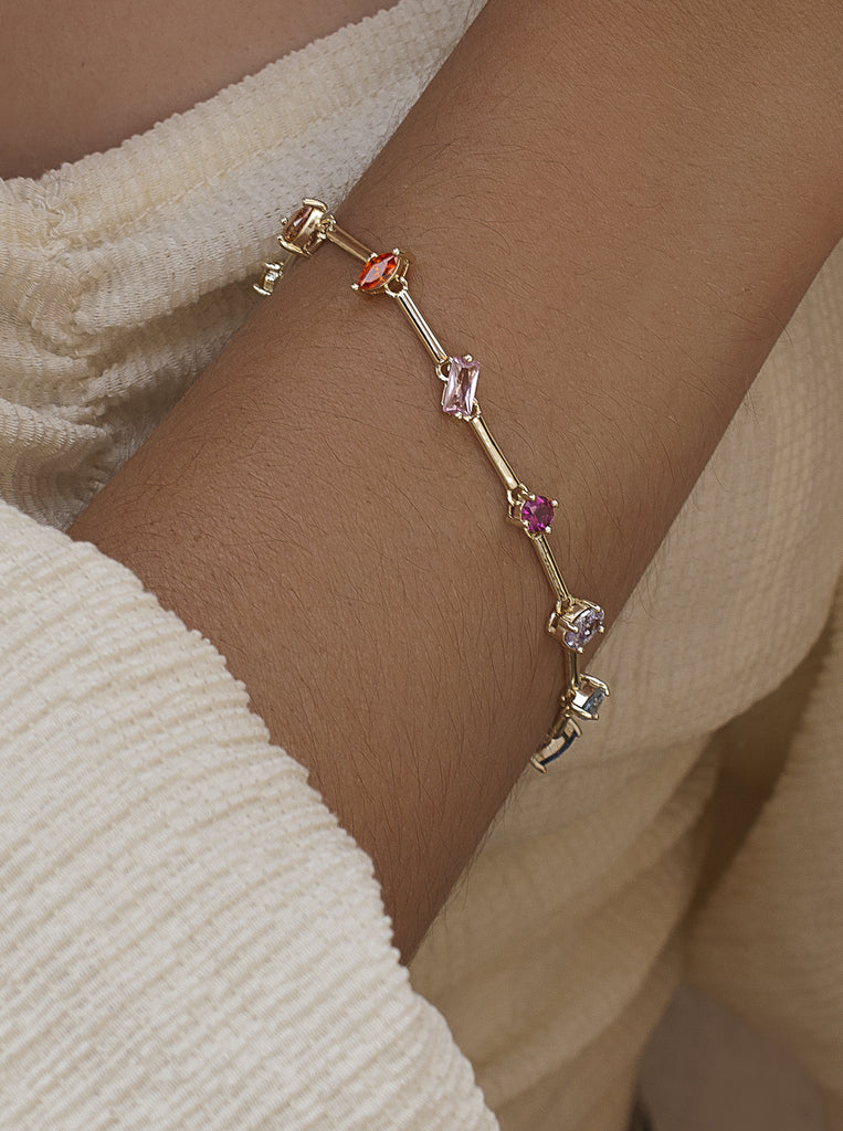 Pulsera dorada con gemas de colores geométricas