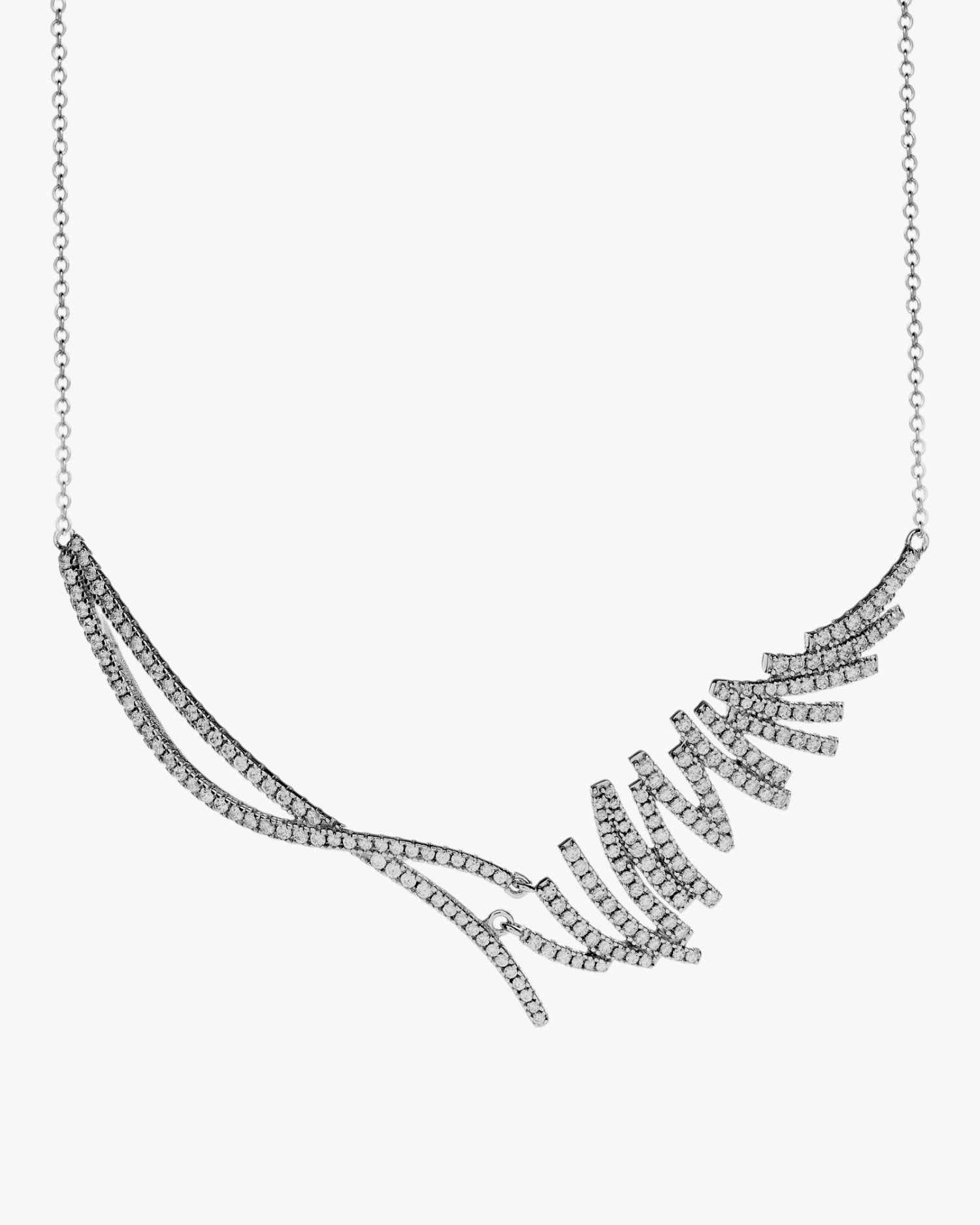 Collar de plata con circonitas en diseño zigzag enredado