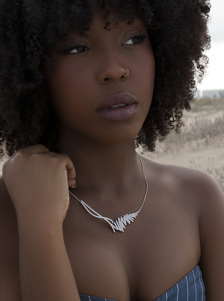 Collar de plata con circonitas en diseño zigzag enredado