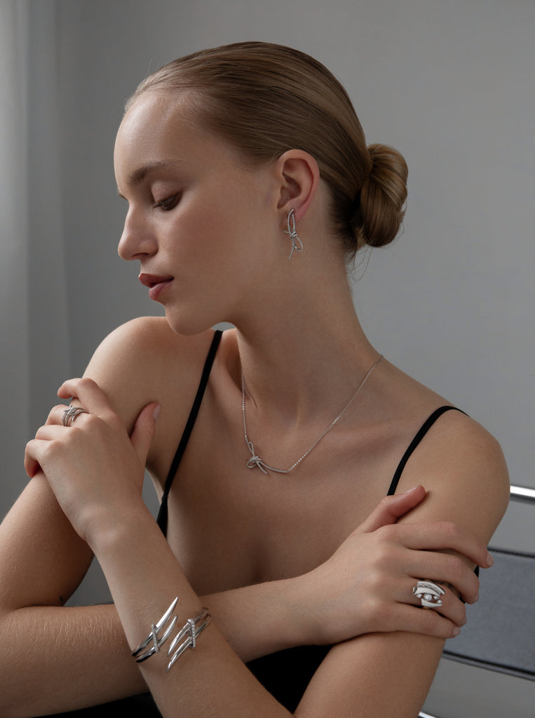 Pendientes de plata con circonitas en forma de lazada