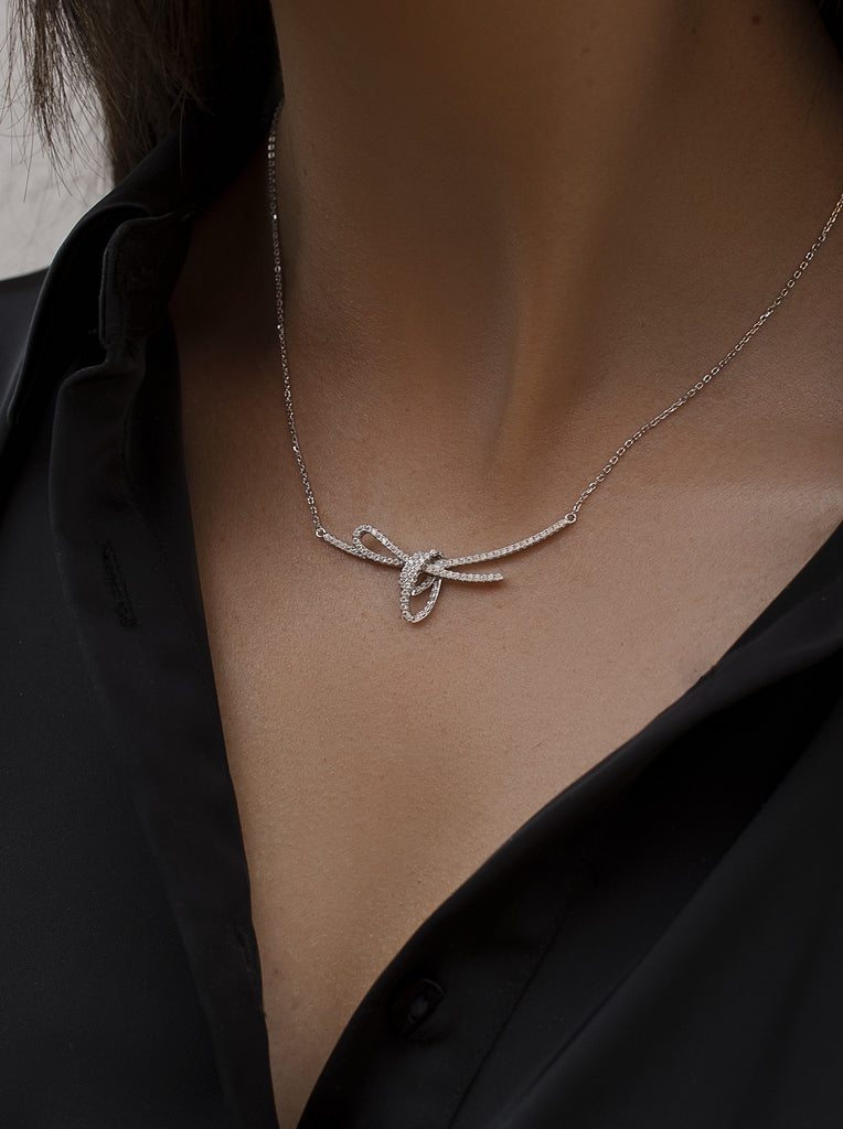 Collar de plata con circonitas en forma de lazada