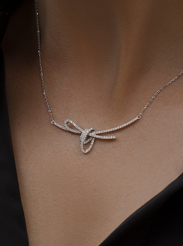 Collar de plata con circonitas en forma de lazada