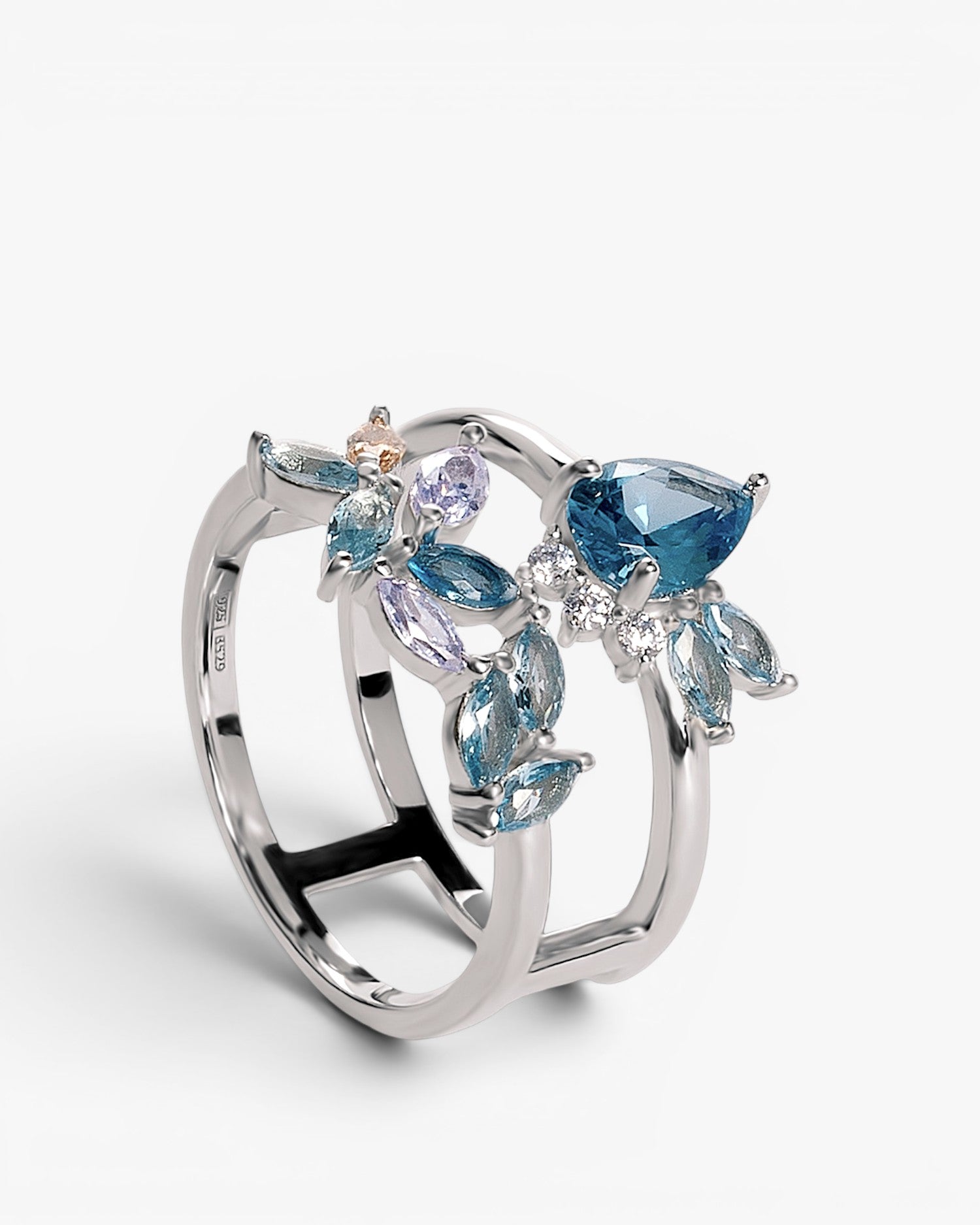 Anillos con piedras en tonos azul estilo elegante