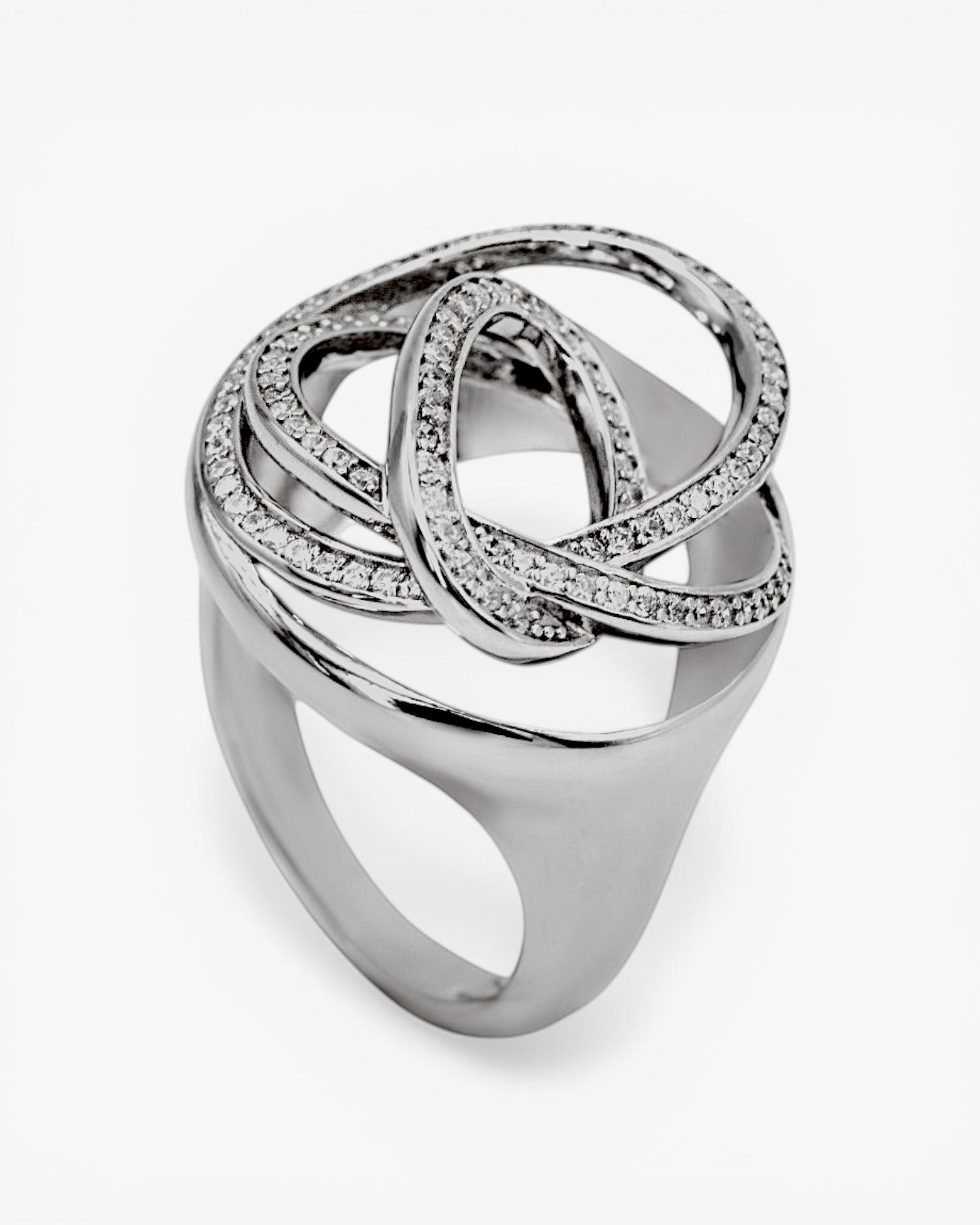 Anillo de diseño enredado con circonitas