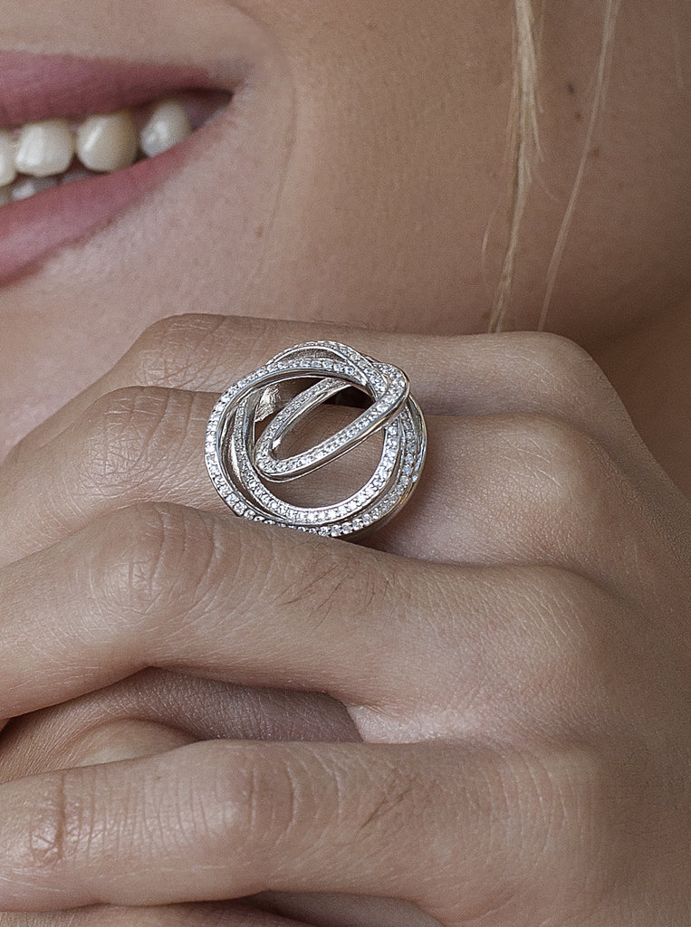 Anillo de diseño enredado con circonitas