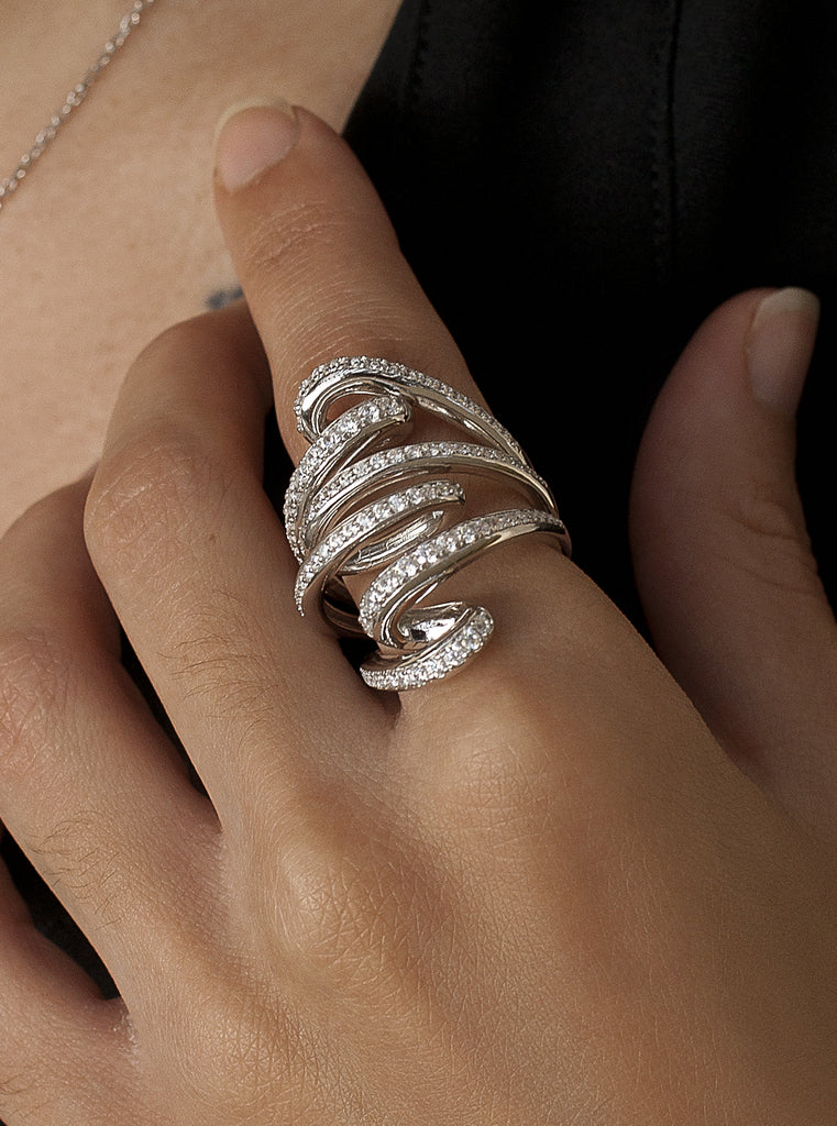 Anillo de plata diseño original enredado con circonitas