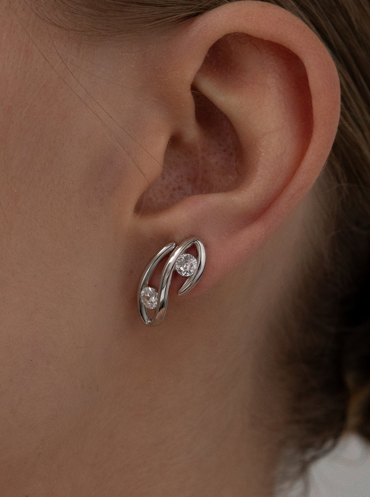 Pendientes pequeños de plata con circonitas diseño abstracto