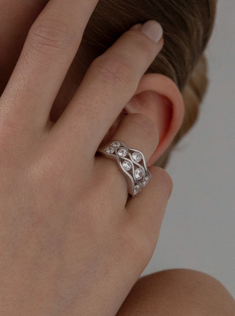 Anillo ancho de plata con circonitas diseno ondas