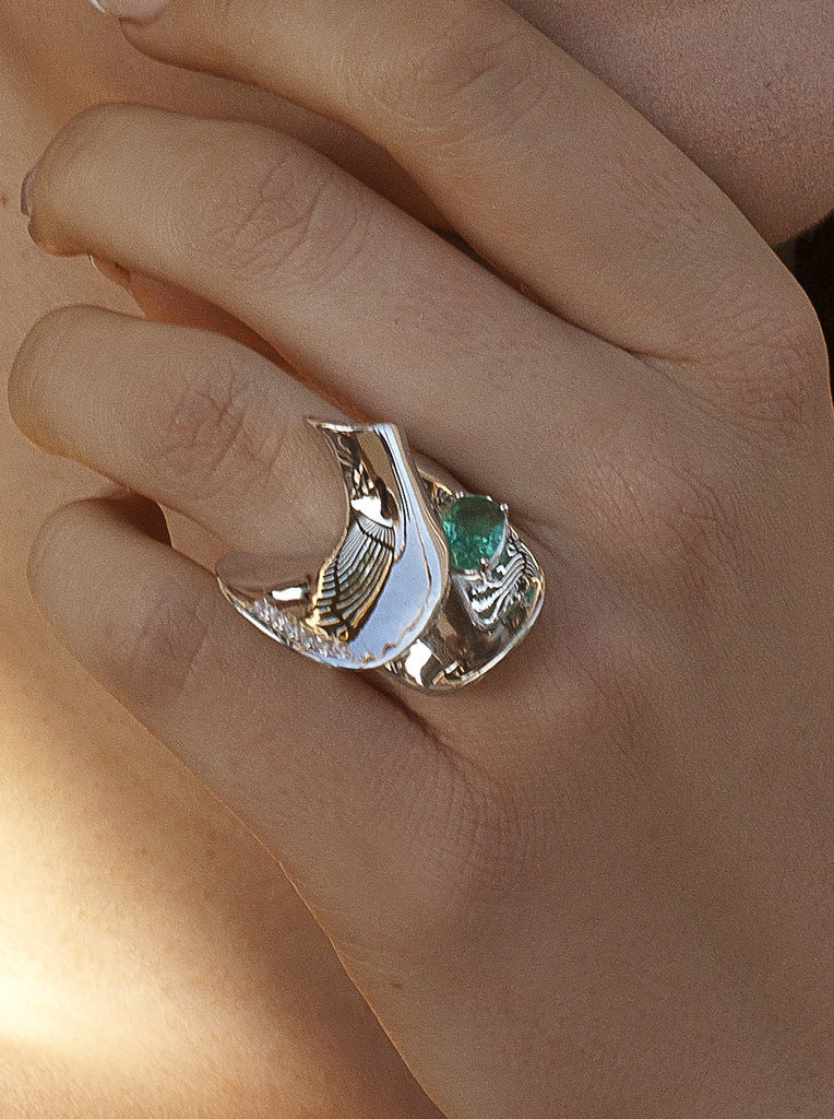 Anillo abierto de plata con zafiro azul y circonitas