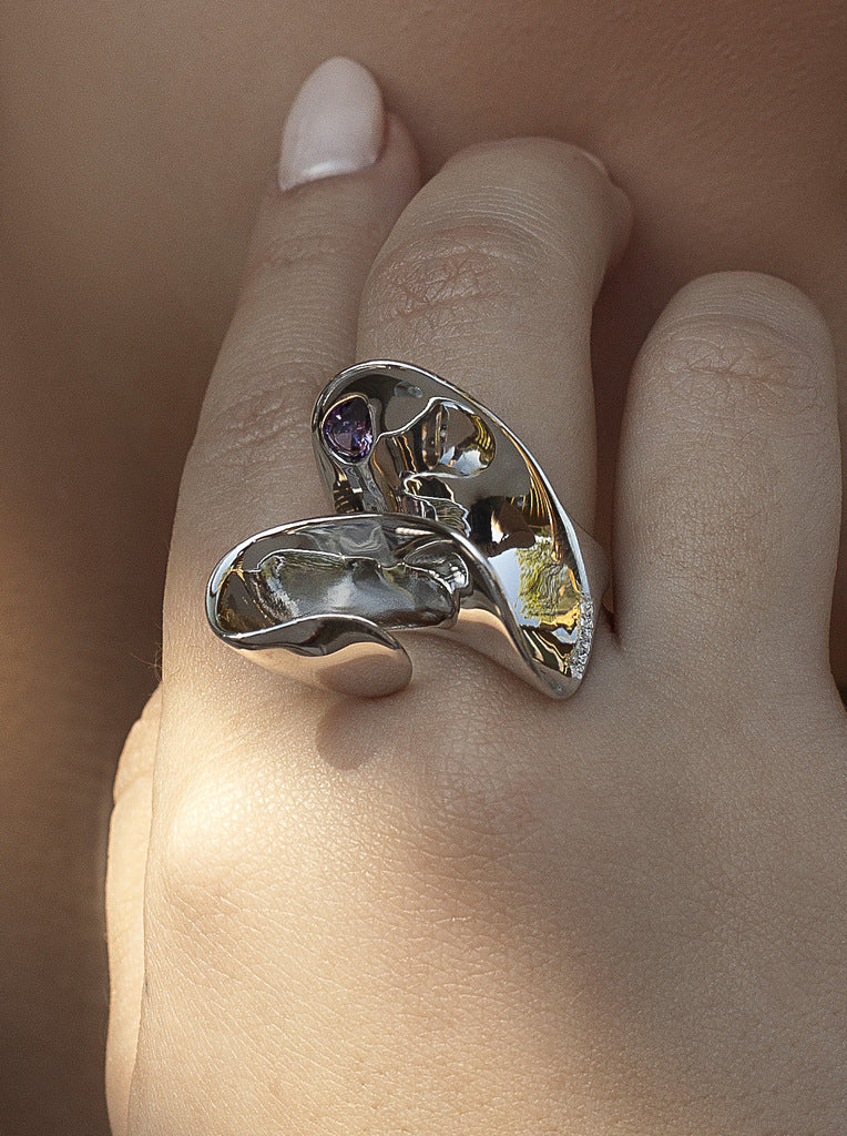 Anillo escultórico de plata con diseño orgánico y gema violeta
