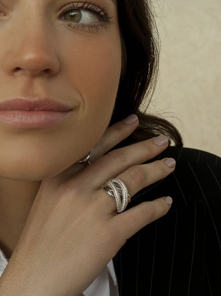 Anillos grandes de plata diseño de bandas entrelazadas