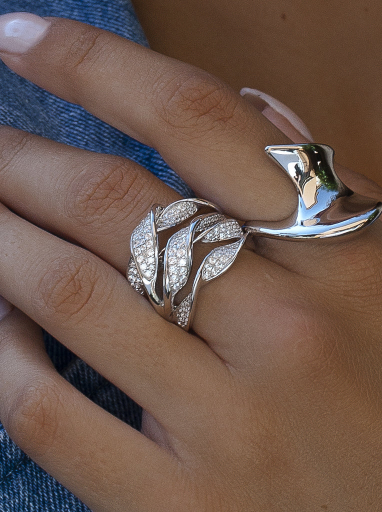 Anillo ancho de plata entralazado con circonitas