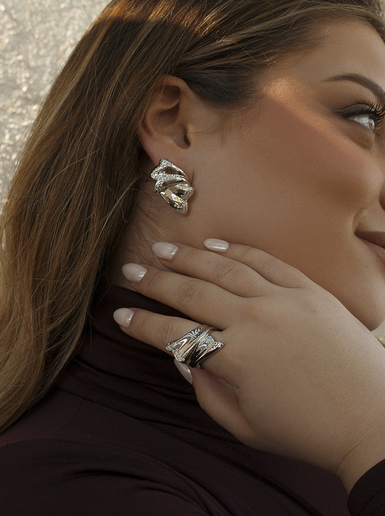 Sculptural silver ring with cubic zirconia