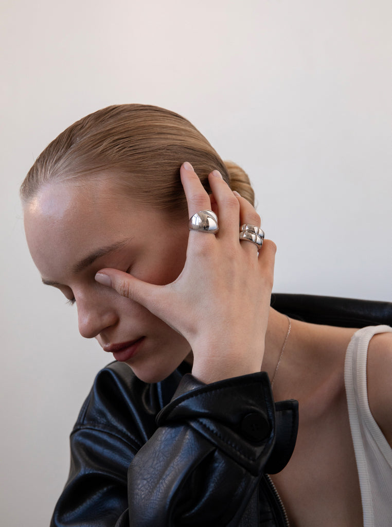 Anillo ancho abstracto de plata con circonitas