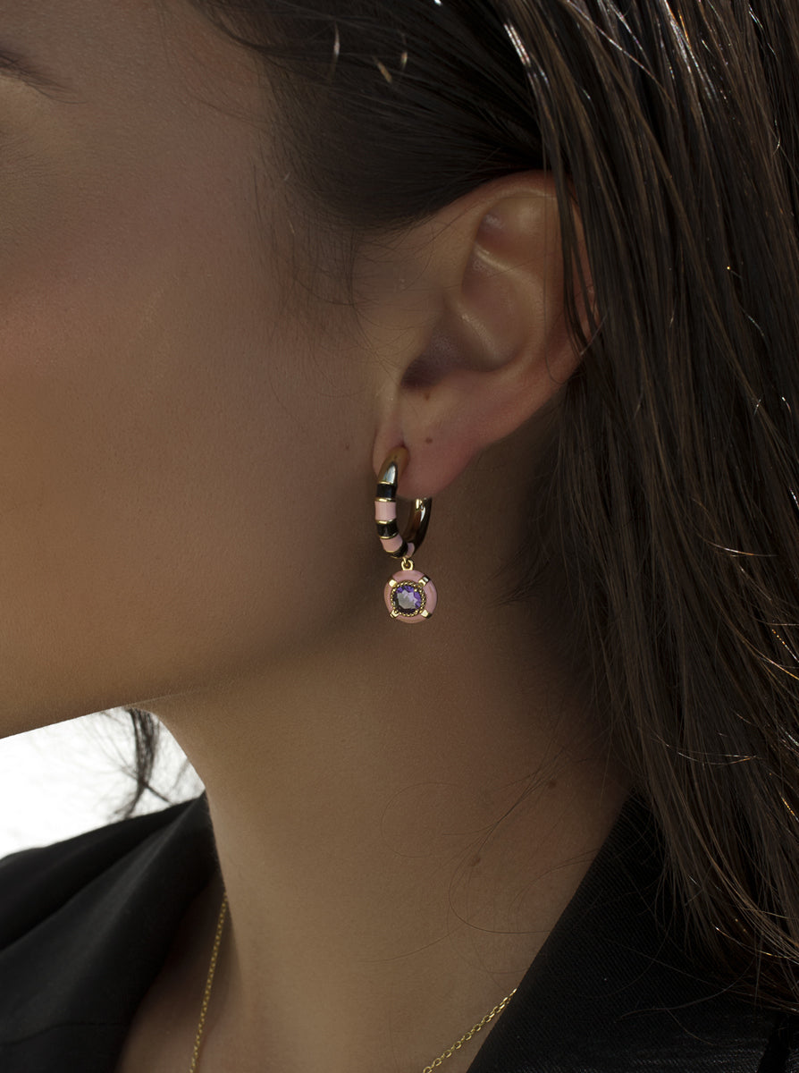 Pendientes de plata bañada en oro con esmalte rosa y negro y circonita morada