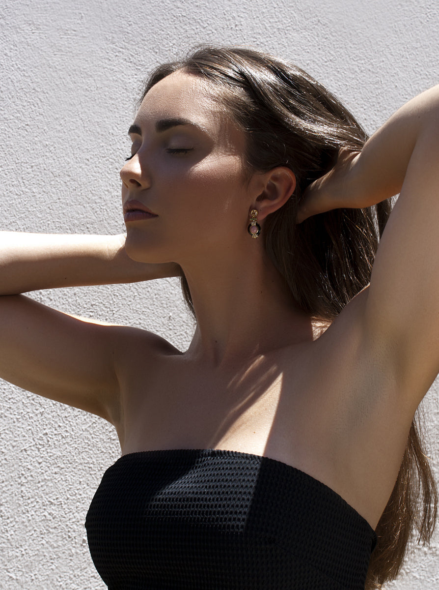 Boucles d'oreilles en argent plaqué or avec émail noir et rose et zirconiums cubiques