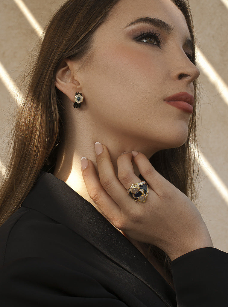 Anillo de plata dorado con esmalte negro piedra azul y circonitas