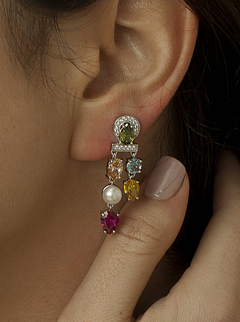 Boucles d'oreilles ornées de pierres colorées, design éclatant