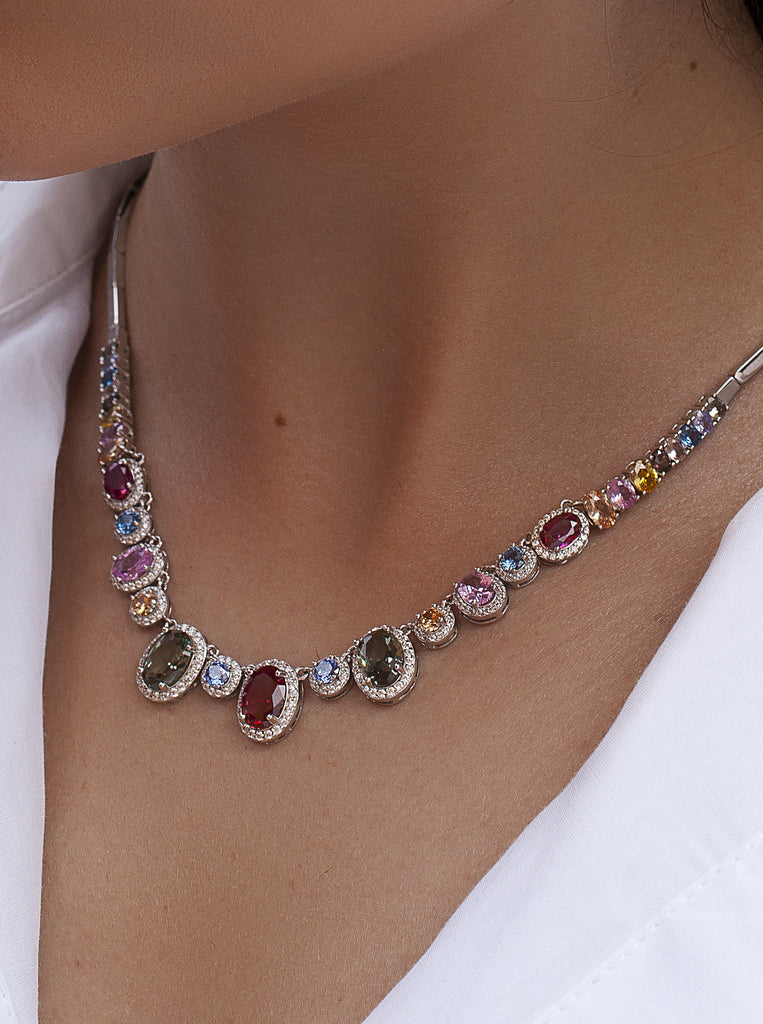 Collar de plata con piedras multicolor – diseño joya de arcoíris