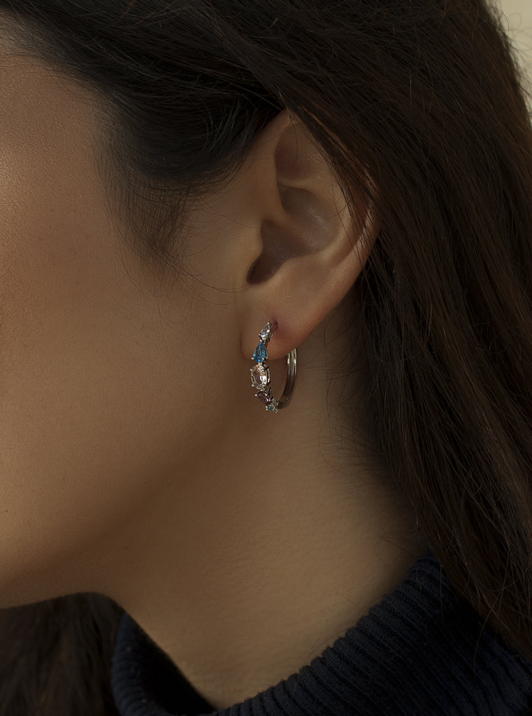 Pendientes de aro en plata con piedras en tonos azules y rosados