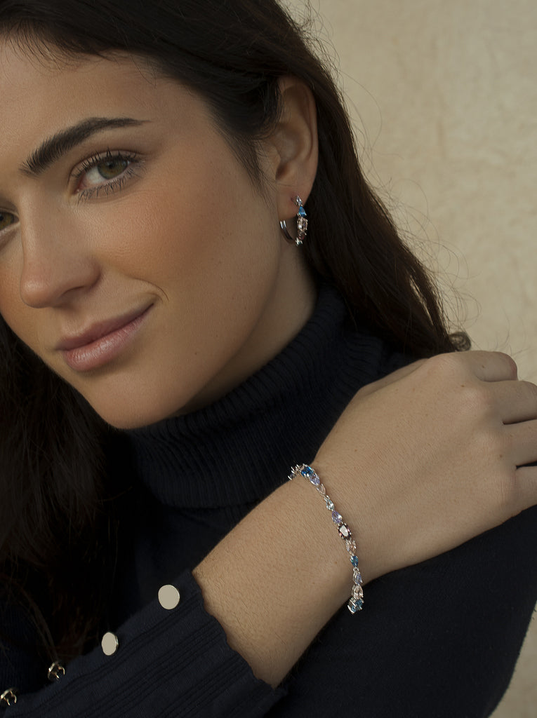 Pendientes de aro en plata con piedras en tonos azules y rosados