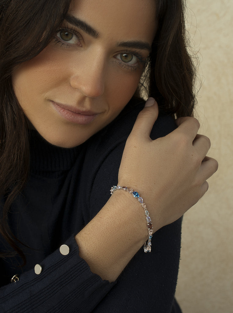 pulsera de plata con piedras en tonos azules y rosados