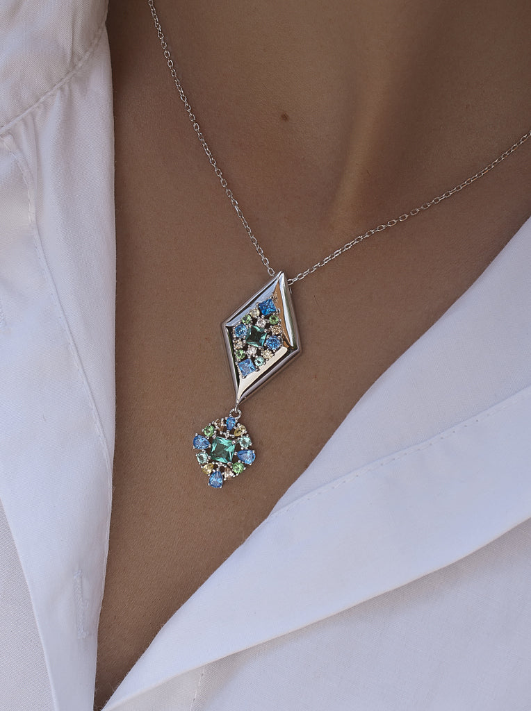 Collar de plata con colgante geométrico y circonitas multicolor