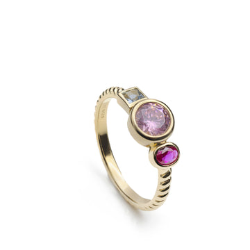 Anillo de plata de ley dorada con piedras rosa fucsia y azul
