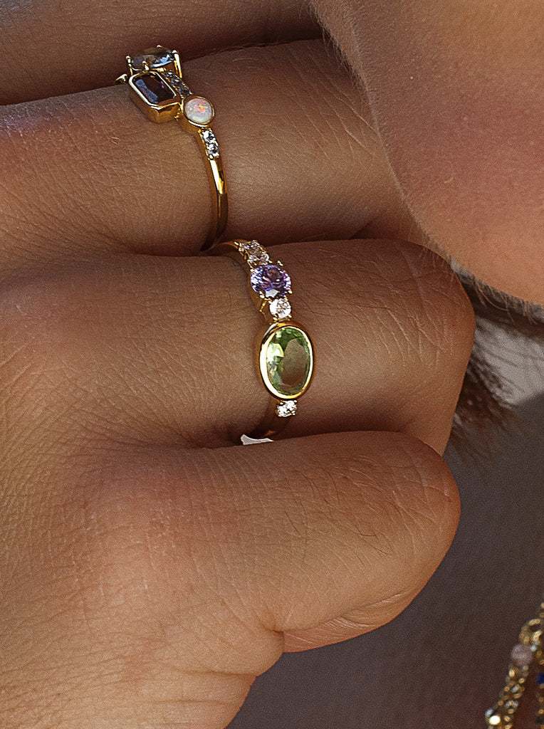 Anillo de plata de ley dorada con piedra verde ovalada y circonitas