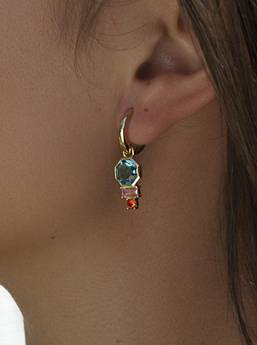 Pendientes aro de plata de ley dorada con piedra octogonal azul y circonitas