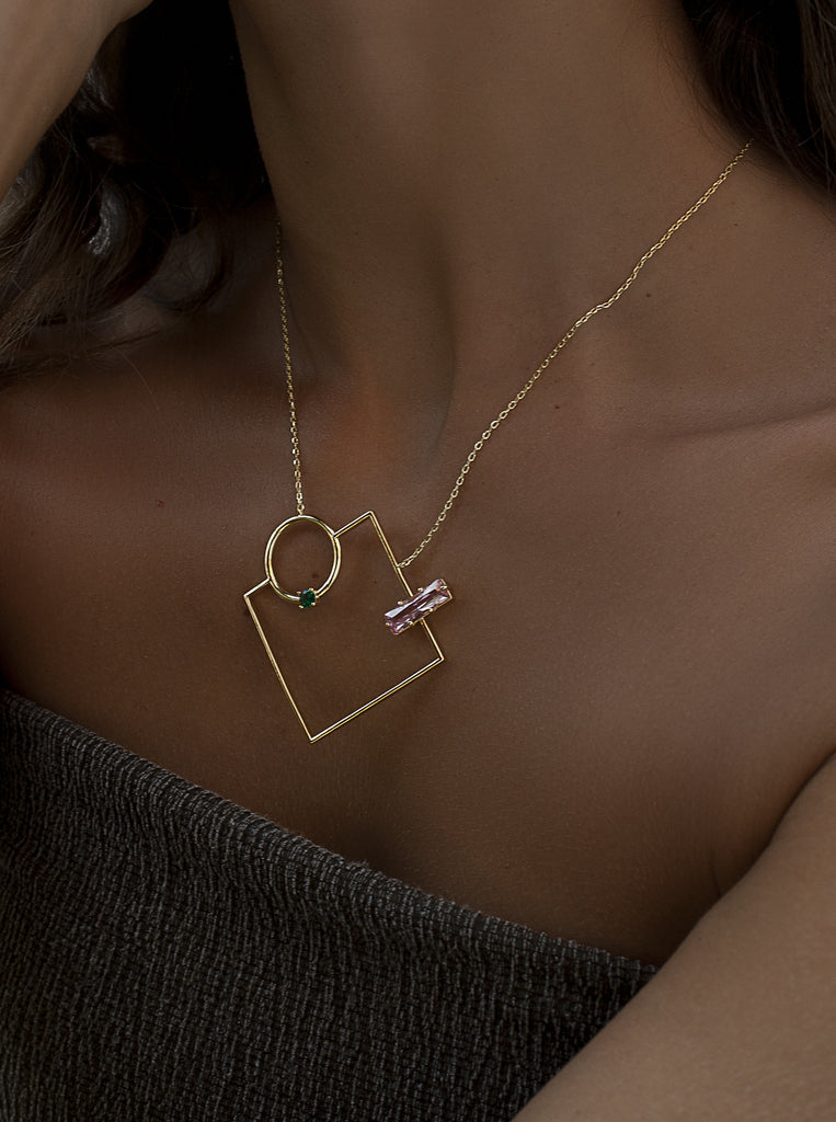 Collar de plata de ley dorada con colgante geométrico piedra rosa y verde