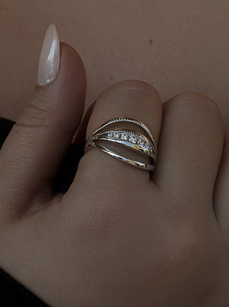 Anillo de plata lineal con circonitas centrales