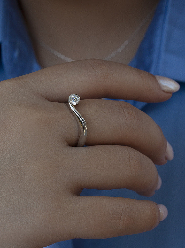 Anillo con circonita de plata diseño envolvente