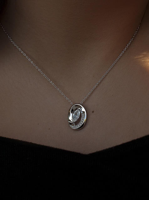 Collar circular de plata con circonita talla marquesa