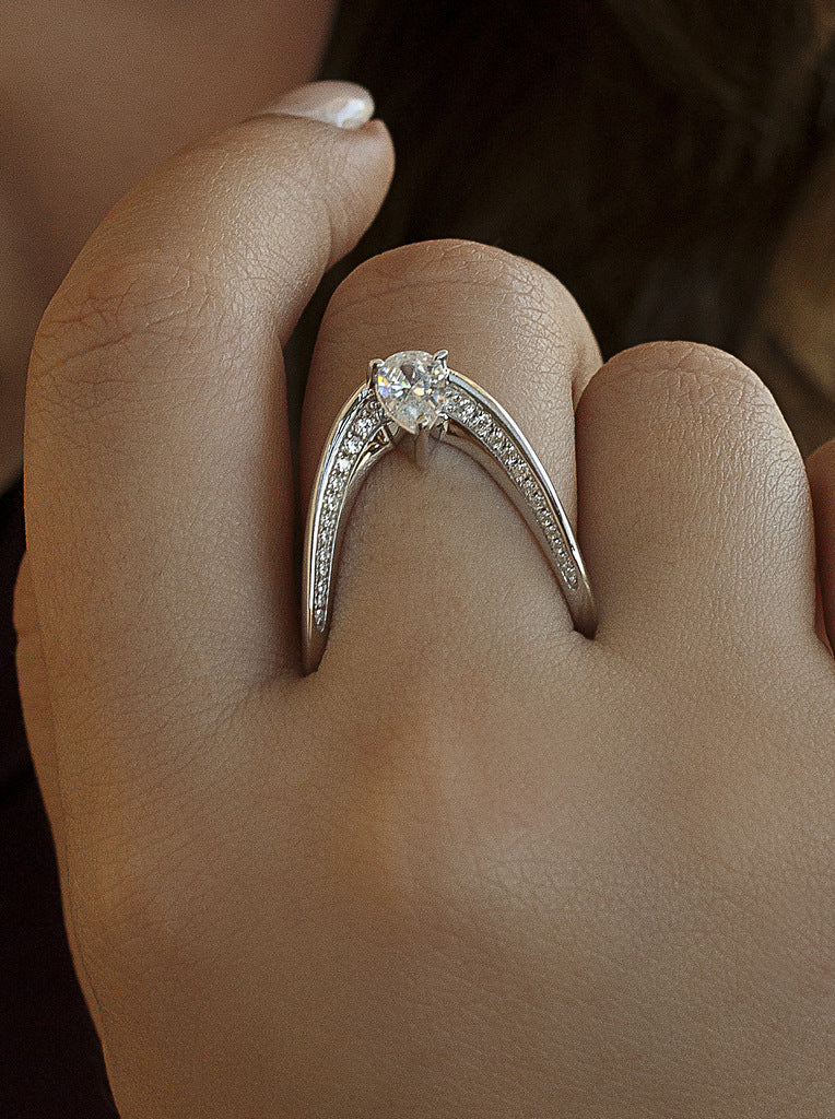 Anillo de plata con circonitas diseño originales y talla pera