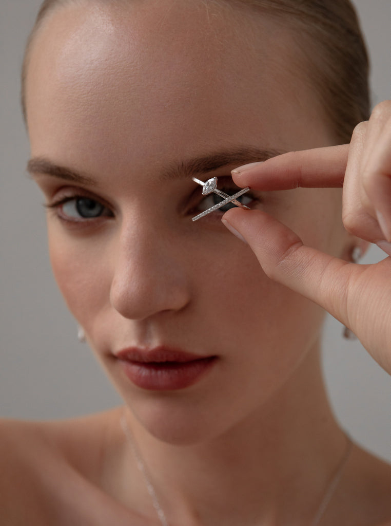 Anillo con circonitas de plata diseño cruzado
